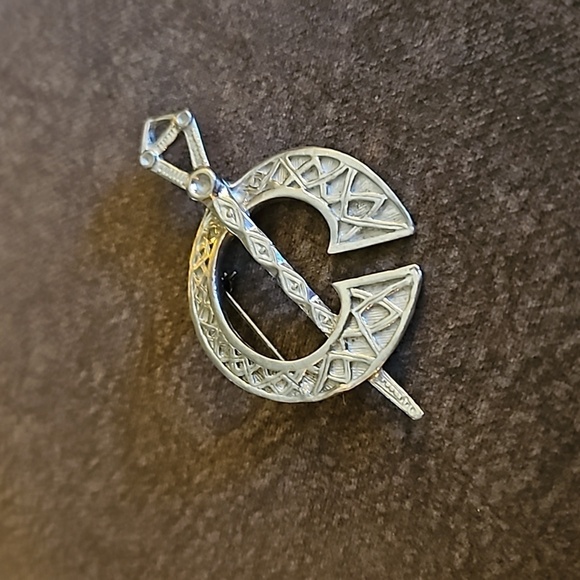 Vintage 1970s Silvertone Celtic Sword and Shield Unisex Brooch Pin - Picture 2 of 5